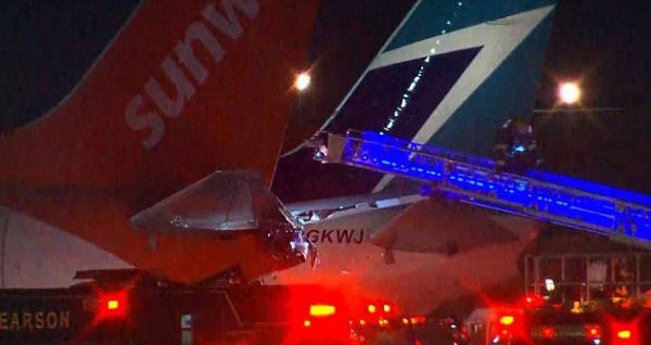 clip 2 may bay va cham tren duong bang hang tram hanh khach that kinh