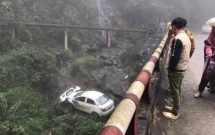 lao cai xe taxi lao tu tren cau xuong roi nam gon duoi khe suoi