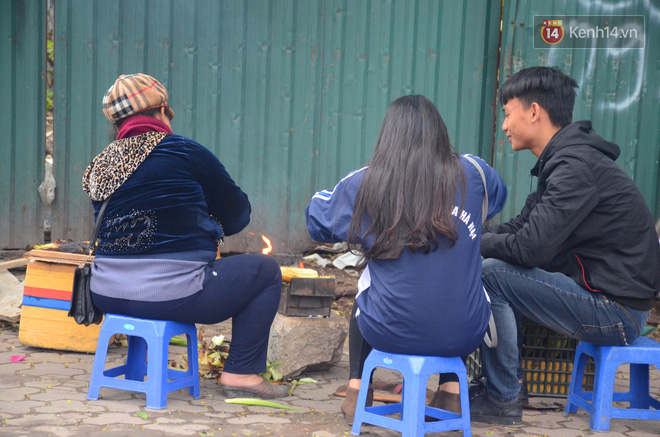 ngay tu giua trua nguoi dan ha noi da dot lua suoi am trong dot lanh nhat tu dau mua dong