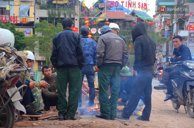 ngay tu giua trua nguoi dan ha noi da dot lua suoi am trong dot lanh nhat tu dau mua dong