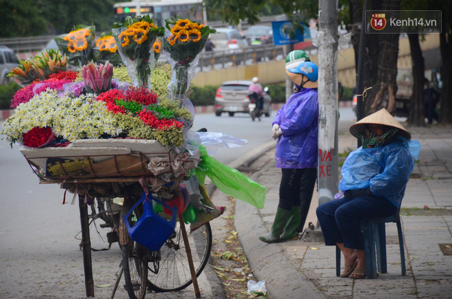 ngay tu giua trua nguoi dan ha noi da dot lua suoi am trong dot lanh nhat tu dau mua dong
