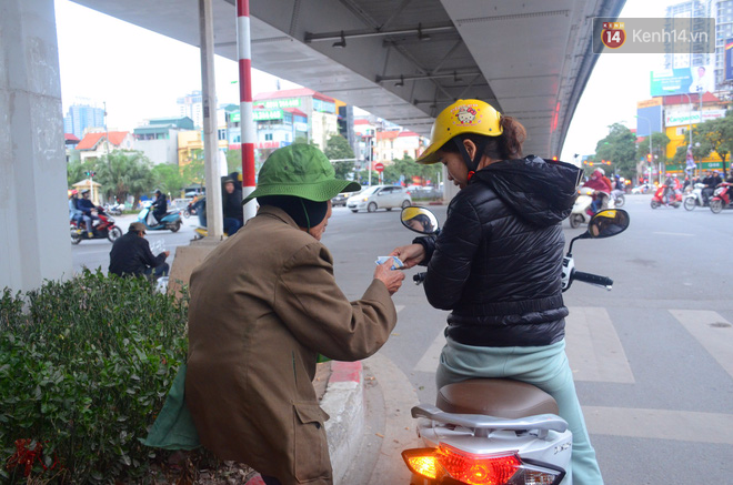 ngay tu giua trua nguoi dan ha noi da dot lua suoi am trong dot lanh nhat tu dau mua dong
