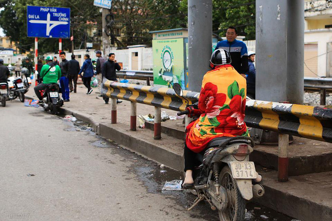 chum anh nguoi dan ha noi khoac ca chan bong mac ao mua xuong pho de tranh ret