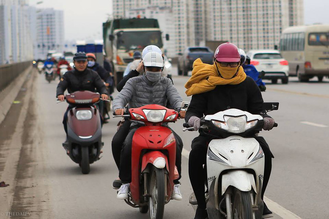 chum anh nguoi dan ha noi khoac ca chan bong mac ao mua xuong pho de tranh ret