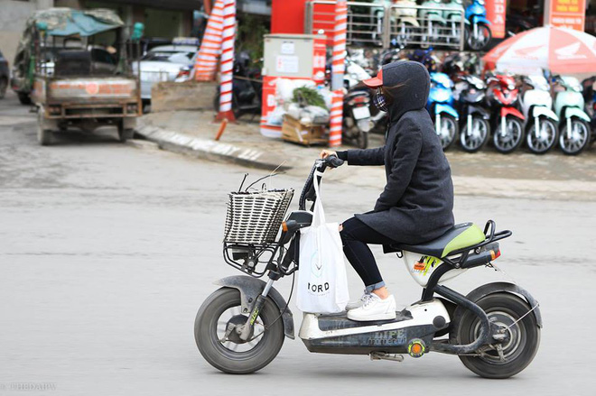 chum anh nguoi dan ha noi khoac ca chan bong mac ao mua xuong pho de tranh ret