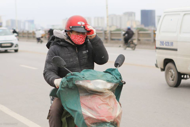 chum anh nguoi dan ha noi khoac ca chan bong mac ao mua xuong pho de tranh ret