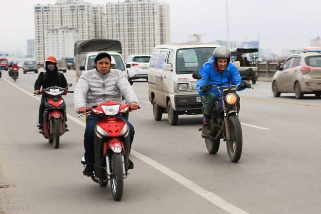 chum anh nguoi dan ha noi khoac ca chan bong mac ao mua xuong pho de tranh ret