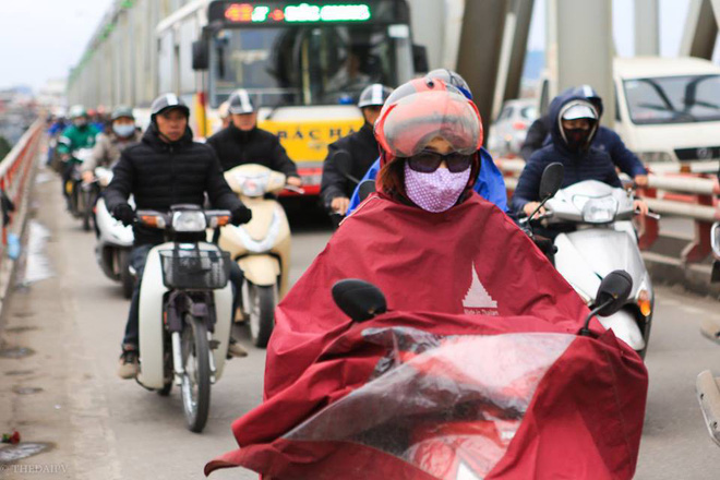 chum anh nguoi dan ha noi khoac ca chan bong mac ao mua xuong pho de tranh ret