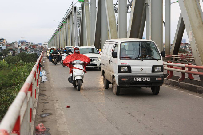 chum anh nguoi dan ha noi khoac ca chan bong mac ao mua xuong pho de tranh ret