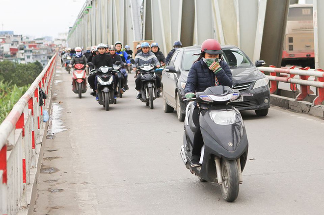 chum anh nguoi dan ha noi khoac ca chan bong mac ao mua xuong pho de tranh ret