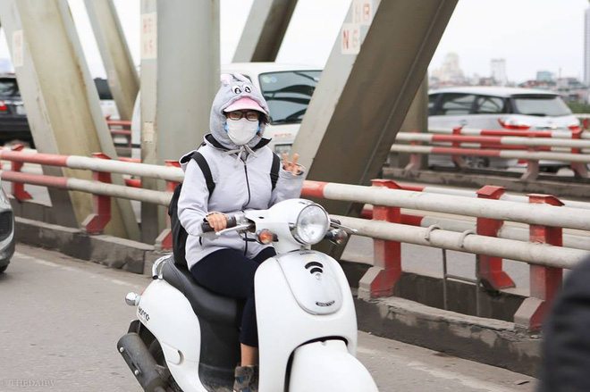 chum anh nguoi dan ha noi khoac ca chan bong mac ao mua xuong pho de tranh ret