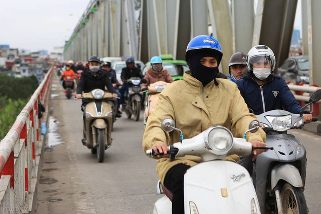 chum anh nguoi dan ha noi khoac ca chan bong mac ao mua xuong pho de tranh ret