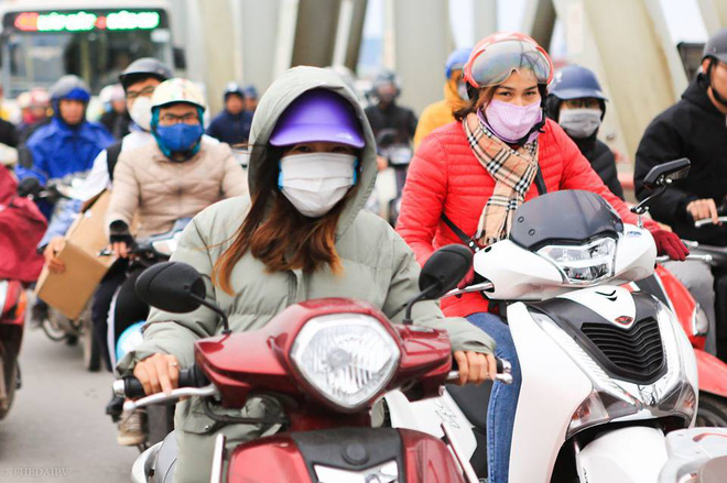 chum anh nguoi dan ha noi khoac ca chan bong mac ao mua xuong pho de tranh ret