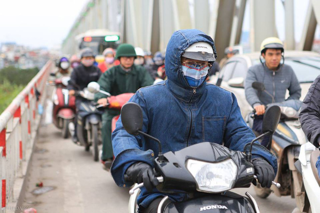 chum anh nguoi dan ha noi khoac ca chan bong mac ao mua xuong pho de tranh ret