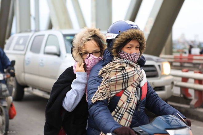chum anh nguoi dan ha noi khoac ca chan bong mac ao mua xuong pho de tranh ret