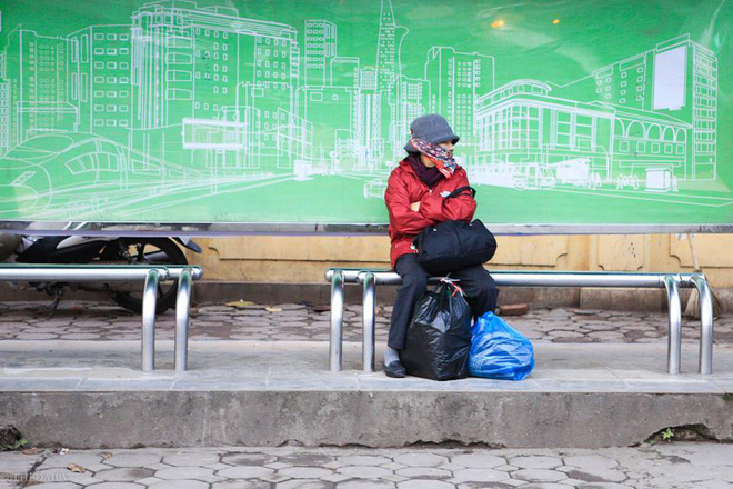 chum anh nguoi dan ha noi khoac ca chan bong mac ao mua xuong pho de tranh ret