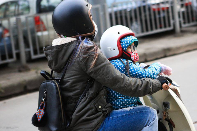 chum anh nguoi dan ha noi khoac ca chan bong mac ao mua xuong pho de tranh ret