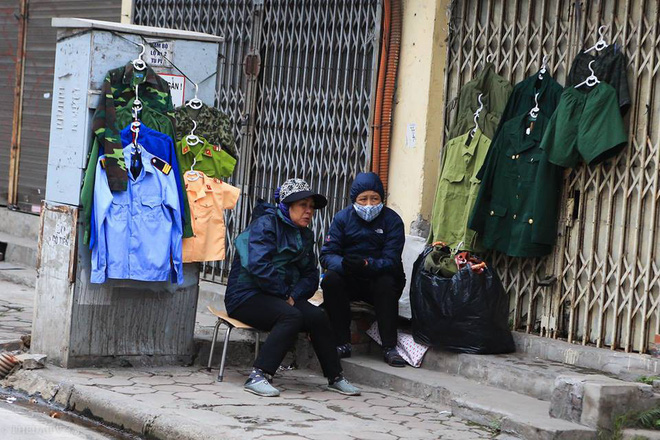 chum anh nguoi dan ha noi khoac ca chan bong mac ao mua xuong pho de tranh ret