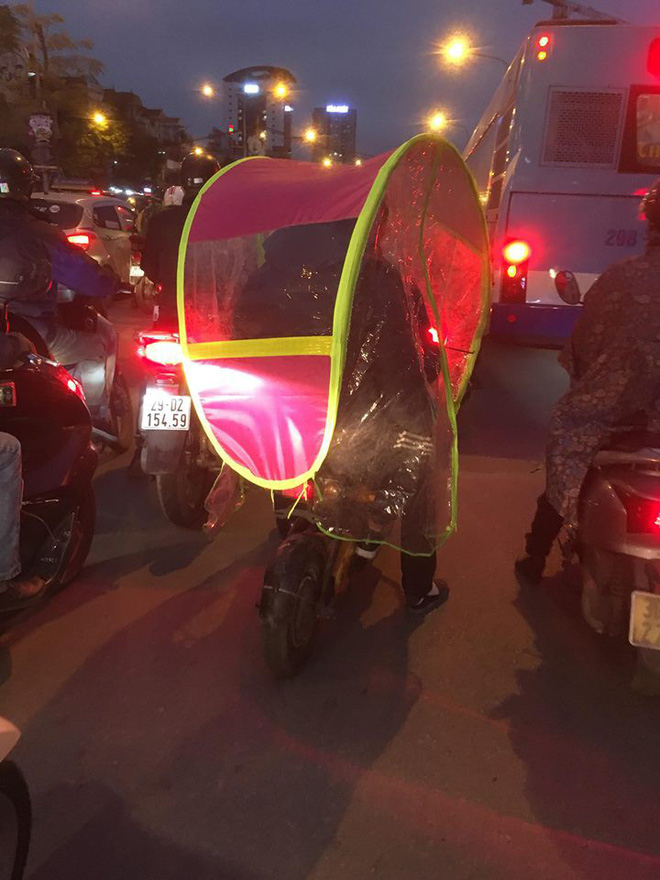 chum anh nguoi dan ha noi khoac ca chan bong mac ao mua xuong pho de tranh ret