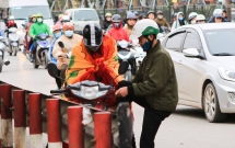 chum anh nguoi dan ha noi khoac ca chan bong mac ao mua xuong pho de tranh ret