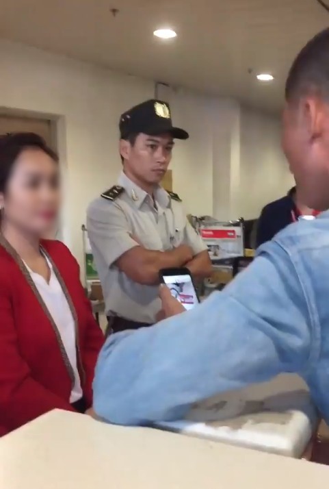 clip khach nam quat mang xong vao nu nhan vien o san bay vi cho rang bi bat xep hang nen check in muon vietjet noi gi