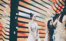 ung vien truot hoa hau hoan vu gay xon xao voi hanh dong khong chuc mung hhen nie