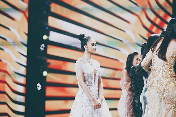 ung vien truot hoa hau hoan vu gay xon xao voi hanh dong khong chuc mung hhen nie