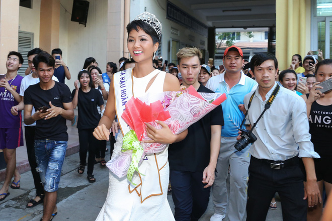 hang tram sinh vien ua toi khi hoa hau hhen nie ve tham truong cu