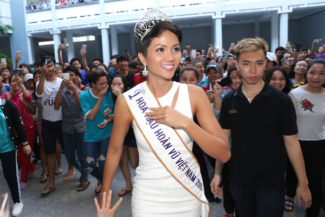 hang tram sinh vien ua toi khi hoa hau hhen nie ve tham truong cu