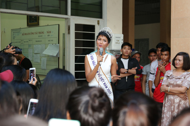 hang tram sinh vien ua toi khi hoa hau hhen nie ve tham truong cu