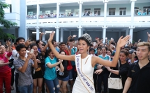 hang tram sinh vien ua toi khi hoa hau hhen nie ve tham truong cu