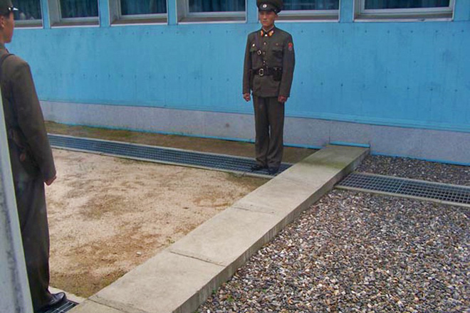 chuyen la o ban mon diem rem tu he linh hq nam tay nhau va lenh cam quan jean rach