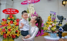 chong cu am tham gui hoa den chuc mung diep bao ngoc
