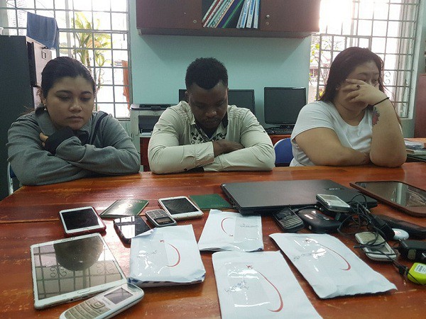 vu mat gan 12 ty dong vi chuyen tien cho trai la bat giu nhom doi tuong co nguoi nuoc ngoai
