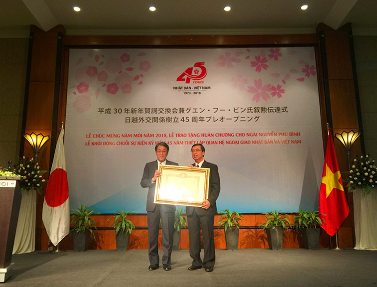 trao huan chuong mat troi moc cho nguyen dai su viet nam tai nhat ban nguyen phu binh