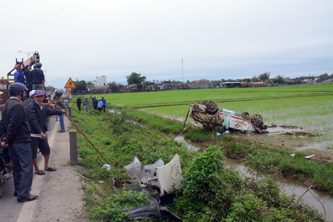 tong nat hang loat cot moc tren quoc lo 1a taxi phoi bung duoi ruong