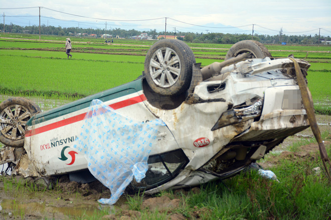 tong nat hang loat cot moc tren quoc lo 1a taxi phoi bung duoi ruong