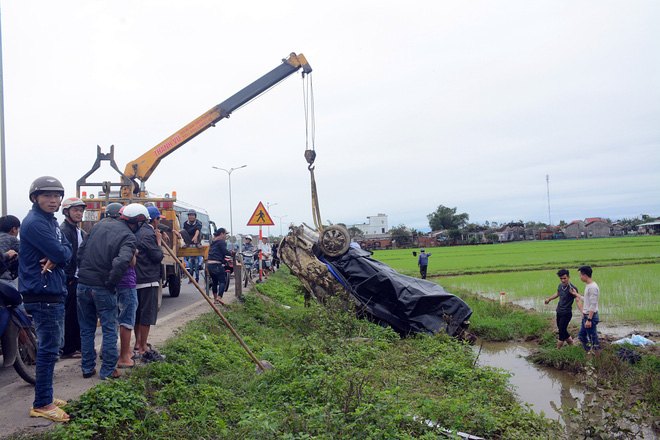 tong nat hang loat cot moc tren quoc lo 1a taxi phoi bung duoi ruong