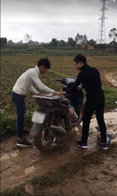 cai ket nhoe nhoet cua hai thanh nien banh bao cuoi sh di tan gai ngay mua