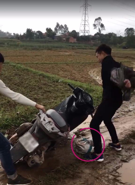 cai ket nhoe nhoet cua hai thanh nien banh bao cuoi sh di tan gai ngay mua