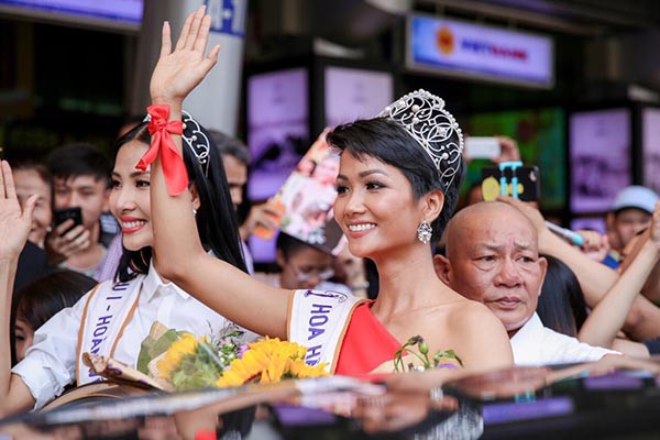 vay 500 nghin va no 4 trieu di thi hoa hau hhen nie van lam dieu vo cung xuc dong