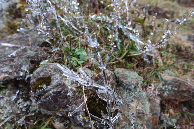 bang gia tuyet dep phu kin dinh deo o quy ho du khach thich thu tao dang chup anh