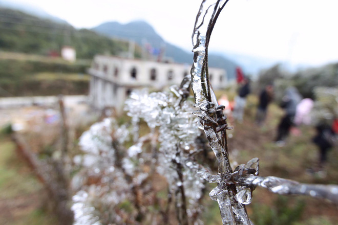 bang gia tuyet dep phu kin dinh deo o quy ho du khach thich thu tao dang chup anh