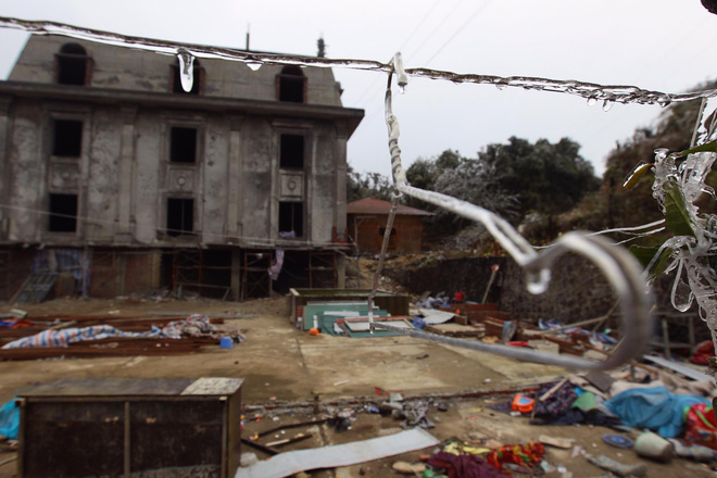 bang gia tuyet dep phu kin dinh deo o quy ho du khach thich thu tao dang chup anh