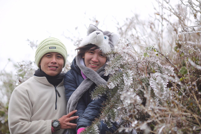 bang gia tuyet dep phu kin dinh deo o quy ho du khach thich thu tao dang chup anh