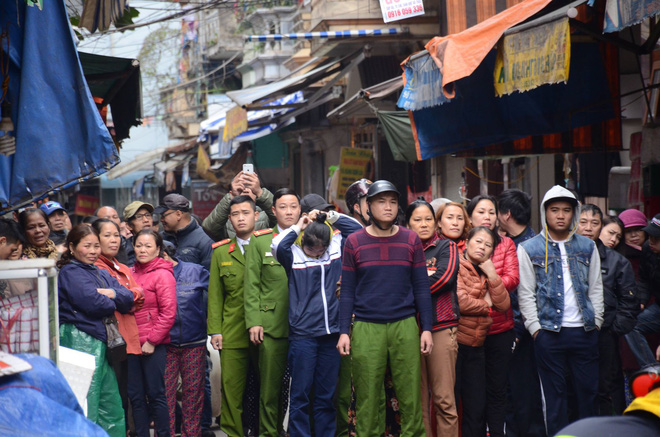 ha noi chay lon nha dan ngay canh cho mo cot khoi day dac boc cao hang chuc met