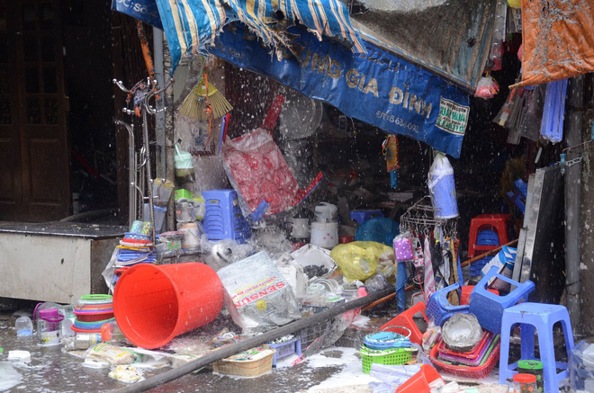 ha noi chay lon nha dan ngay canh cho mo cot khoi day dac boc cao hang chuc met