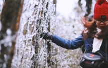 bang gia tuyet dep phu kin dinh deo o quy ho du khach thich thu tao dang chup anh