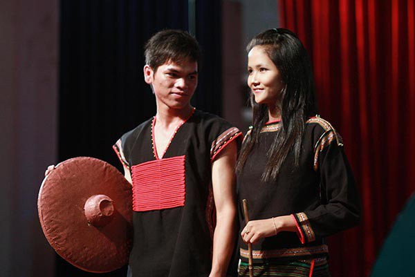 lo anh hoa hau hhen nie de toc dai di dien van nghe thoi chua ai biet den