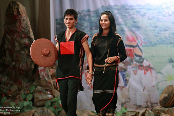 lo anh hoa hau hhen nie de toc dai di dien van nghe thoi chua ai biet den